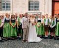 Bild: Farbflair Fotografie
Das Brautpaar Selina und Patrick Frank mit der Stiftländer Jugend- und Blaskapelle Waldsassen.