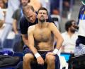 Bild: Frank Franklin II/AP/dpa
Novak Djokovic wird bei seinem Erstrundenaus am Rücken behandelt.