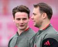 Bild: Sven Hoppe/dpa
Gegenwart und Zukunft im Tor: Der 40-jährige Manuel Neuer (r) und sein Kronprinz Jonas Urbig. (Archivbild)