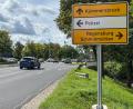 Bild: Petra Hartl
Die neue Beschilderung der Stadt Amberg am Drahthammerkreuz stadtauswärts ist ihrer Zeit voraus: Wer hier rechts abbiegt, landet nicht in Regensburg oder Schmidmühlen, sondern vor der noch gesperrten Zufahrt zur Kümmersbrucker Westumgehung, die noch im Bau ist.