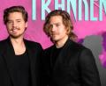 Bild: Chris Pizzello/Invision via AP/dpa
Dylan Sprouse (r) wurde mit seinem Bruder Cole Sprouse (l) zum Disney-Star. (Archivbild)
