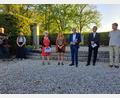 Bild: Elfriede Weiß
Willi Rester, Neunburgs Bürgermeister Martin Birner, Franz Schindler, Katja Ertl und Uschi Maxim (von rechts) erinnern an den Todesmarsch mit 615 Opfern und nehmen Bezug auf die gegenwärtige politische Situation