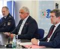 Bild: Christoph Reichwein/dpa
In einer Pressekonferenz berichten Michael Esser, Leitender Kriminaldirektor der Polizei Köln (Mitte) und Ulrich Bremer, Oberstaatsanwalt der Staatsanwaltschaft Köln (rechts) über den Stand der Ermittlungen.