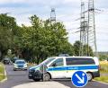 Bild: Frank Hammerschmidt/dpa
Die Polizei hat den Weg zu den Strommasten weiträumig abgesperrt.