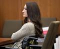 Bild: Greg Derr/Pool The Patriot Ledger/AP/dpa
Lindsay C. steht wegen der Tötung ihrer drei kleinen Kinder vor Gericht.