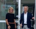 Bild: Claudia Klee, Agentur für Arbeit Schwandorf
Siegfried Bäumler, Vorsitzender der Geschäftsführung, begrüßt die neue Geschäftsführerin Operativ Daniela Gatsche in der Agentur für Arbeit Schwandorf.