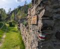 Bild: wüw
Hier lang: So sind die Wanderwege in Tschechien markiert. Magdalena Becher erklärt das Farbsystem der Wanderwegweiser.