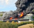 Bild: Thomas Fritz/Mainpost/dpa
Trampolinhalle in Flammen: Nach Schätzungen der Polizei handele es sich um einen Millionen-Schaden.