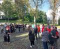 Bild: mfh
Mit einer Gedenkveranstaltung am Mahnmalmal auf dem Friedhofsberg in Sulzbach-Rosenberg setzen rund 40 Teilnehmer ein Zeichen gegen Krieg, Faschismus und Gleichgültigkeit.