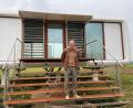 Archivbild: ass
Gerald Stelzer vor dem inzwischen abgebauten und in Containern eingelagerten "Loftcube". Der Investor des geplanten Marshotels hat die Reißleine gezogen und sein ambitioniertes Projekt in Auerbach gecancelt.