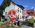 Bild: Stefanie Swann
In Übergröße prangen die FCN-Fußballlegenden Max Morlock und Heiner Stuhlfauth an der Hausfassade in Hartmannshof. Mario Zeug ist der Hausbesitzer.