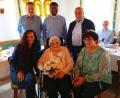 Bild: Oswald Zintl
Bürgermeisterin Margit Bayer (vorne links) gratuliert Rita Koller zum 100. Geburtstag. Mit im Bild Birgit Hamann (vorne rechts) sowie (hinten von links) Bernhard Hamann, Pater Josef und der Seniorenbeauftragte Gerhard Weber.