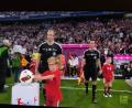 Bild: Christine Winkler
Raphael Winkler (9) aus Vilseck nimmt beim Auftakt der Fußball-Bundesliga am Freitagabend in der Münchner Allianz-Arena den Ball vom Podest.