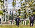 Bild: Frank Hammerschmidt/dpa
Einsatzkräfte der Polizei durchsuchten auch am Tag nach der Tat das Gelände um die Hochspannungsleitungen.