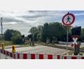 Bild: Marina Gube
Die Deutsche Bahn führt umfangreiche Arbeiten an den Gleisen und am Schotterbett der Bahnstrecke Weiden-Parkstein-Hütten durch. Deshalb werden mehrere Bahnübergänge in Weiden abwechselnd gesperrt.