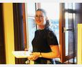 Bild: Claudia Völkl
Freut sich auf das Jubiläumsfest: Eva Maderer blättert in den Landjugend-Räumen – mit Blick auf Altendorf – in der Chronik.