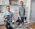 Bild: luk
Vor wenigen Wochen haben Heribert Krauß und Michael Fürst (von links) ihre Tierarztpraxis in Kemnath eröffnet. Für das Foto haben sich zwei der Praxishunde der Mitarbeiterinnen als "Patienten" zur Verfügung gestellt.