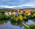 Bild: Matthias Kunz
Panorama von Waldsassen mit Teich im Vordergrund.