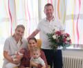 Bild: Sandra Dietl, Klinikum St. Marien Amberg
Hebamme Celina Aigner mit der kleinen Antonia; Mama Veronika mit dem großen Bruder Maximilian sowie Papa Bastian.