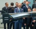 Bild: Michael Kappeler/dpa
Diese Drohne von Auterion und Airlogix hat eine Reichweite von bis zu 1500 Kilometern. Im April führte sie Auterion-Chef Lorenz Meier (ganz inks, seitlich von hinten zu sehen) Bundeskanzler Friedrich Merz (CDU) und dem ukrainischen Präsident  Wolodymyr Selenskyj vor.