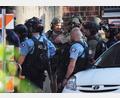 Bild: Ellen Schmidt/AP/dpa
Die Polizei ist in Minneapolis mit einem Großaufgebot vor Ort.