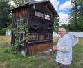 Bild: bl
Der frühere Pfreimder Bürgermeister Richard Tischler hat nun endlich mehr Zeit für die Imkerei. Er kümmert sich um insgesamt 17 Bienenvölker an mehreren Standorten, darunter auch im Klostergarten (Bild) und schleudert jährlich 250 Kilogramm Honig.
