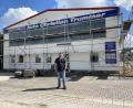 Bild: roa
Derzeit wird die Fassade noch hübsch gemacht. Christian Trummer steht vor seiner Autowerkstatt, die früher sein Lehrbetrieb war.