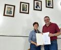 Bild: Ramona Herrmann
Erste Bürgermeisterin Tanja Kippes mit Geschäftsleiter Peter Forster bei der Urkundenüberreichung zum Dienstjubiläum im Rathaustreppenhaus.