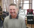 Bild: Soeren Stache/dpa
Der ehemalige NBA-Star Detlef Schrempf drückt den deutschen Basketballerinnen bei der WM in Berlin die Daumen.