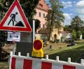 Bild: Heike Unger
Der Fußweg im Amberger Stadtgraben beim Landratsamt zur Vils ist momentan gesperrt: Hinter dem Bauzaun läuft die Sanierung eines wichtigen Regenüberlaufbeckens.