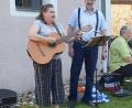 Bild: Susanne Götte
Pfarrer Márcio Trentini und seine Frau Vivian Bayer Trentini haben in ihrer Zeit in Kohlberg brasilianisches Lebensgefühl verbreitet, zum Beispiel im vergangenen Sommer bei der Picknick-Serenade im Kohlberger Kirchengarten. Ab September wechselt der Pfarrer ins Vierstädtedreieck.