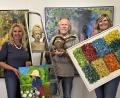Bild: Ulla Britta Baumer
Mit viel Freude und Elan wurde die Gemeinschaftsausstellung des Kunstvereins Tirschenreuth im Hörmann-Saal installiert. Mitgeholfen haben auch die beiden Vorsitzenden Petra Schicker und Kerstin Rumswinkel (im Bild v.l. mit Künstler Bert Flor beim Aufbau).