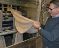 Archivbild: Thorsten Schreiber
Paulus Mehler erklärt die Produktion der Stoffe in seinem Unternehmen. Die Tuchfabrik Mehler gehört zu den ältesten Familienbetrieben in Deutschland.