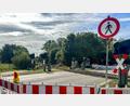Bild: Marina Gube
Die Deutsche Bahn führt umfangreiche Arbeiten an den Gleisen und am Schotterbett der Bahnstrecke Weiden-Parkstein-Hütten durch. Deshalb werden mehrere Bahnübergänge in Weiden abwechselnd gesperrt.