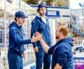 Bild: Elke Englmaier
Bislang war Brayden Tracey (Mitte) in der Hans-Schröpf-Arena zumeist in Trainingsklamotten anzutreffen. Am Sonntag gegen den EV Landshut feiert er aber sein Heim-Debüt im Trikot der Blue Devils Weiden.