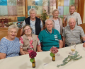 Bild: Sieglinde Schärtl
Der Glaubendorfer Wirt Hans Meißner (sitzend, Zweiter von rechts) mit seiner Frau Margareta (links) seine Schwester Margareta (zwischen dem Ehepaar) und Nachbarn Hans Kick, Rosa Beierl, Maria Meller und Hans Götz