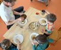 Symbolbild: Bernd Weißbrod/dpa
Zur Ganztagsbetreuung an der Altendorfer Schule gehört künftig auch Mittagessen – aber nicht nur für Schüler.
