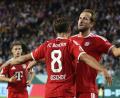 Bild: David Ebener/dpa
DFB-Pokal: Tom Bischof jubelt mit Teamkollege Harry Kane (r) über seinen Treffer zum 1:2.