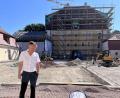 Bild: Christine Hollederer
Der neue Museumsleiter Dr. Matthias Schöberl hört schon mal genau hin: Im Innenhof von Schloss Theuern nimmt die historische Grubenbahn bald wieder Fahrt auf. Tourismus-Chef Hubert Zaremba (links) ist auch mit von der Partie.