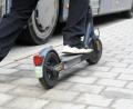 Symbolbild: Gabi Schönberger
Eigentlich braucht jeder E-Scooter (wie hier verpixelt) ein Kennzeichen. In Marktredwitz hat die Polizei eine 36-Jährige auf einem E-Scooter ohne Kennzeichen kontrolliert. Es gibt Hinweise auf Drogenkonsum und Zweifel am Eigentum des Rollers.