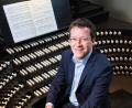 Bild: Martin Mahlmeister
Prof. Stefan Schmidt am wunderschönen Spieltisch der Würzburger Domorgel.