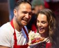 Bild: Fabian Sommer/dpa
Frederick (links) und Annika Lau haben nun ihren eigenen veganen Döner.