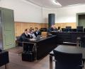 Bild: Kathrin Halbhuber
Ein 26-Jähriger (mitte) sitzt auf der Anklagebank des Landgerichts Amberg zwischen seinem Pflichtverteidiger Gunther Haberl (links) und Wahlverteidiger Christian Reiser (rechts). Der Angeklagte muss sich wegen unerlaubtem Handel mit Cannabis und Betäubungsmitteln in nicht geringer Menge verantworten.
