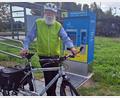 Bild: bl
Wilhelm Gericke hat bei der Fahrrad-Mitnahme per Bahn so manches Abenteuer erlebt. Auch die Wahl des passenden Tickets, wie hier am Fahrkarten-Automat in Pfreimd, ist nicht immer einfach.