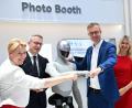 Bild: Bernd von Jutrczenka/dpa
Beim Eröffnungsrundgang zur diesjährigen IFA wurde den Politikern unter anderem ein Roboter der Marke Xiaomi präsentiert.