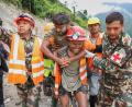 Bild: Uncredited/Nepal Army/AP/dpa
Ein geretteter Mann wird von Bergungskräften getragen.