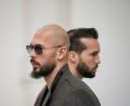 Bild: Vadim Ghirda/AP/dpa
Nach einer ersten fehlgeschlagenen Anklage versucht Rumäniens Staatsanwaltschaft, die Influencer Andrew und Tristan Tate erneut vor Gericht zu bringen. (Archivbild)