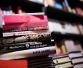 Bild: Sebastian Gollnow/dpa
Die Bandbreite der Bücher, die zu „Weird Girl Fiction“ gezählt werden, ist groß. (Symbolbild)