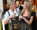 Bild: Lucas Caspari/dpa
Sina Scherer (links) und Silke Völling veranstalten das lesbische WIesn-Event.