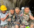 Bild: Uncredited/Nepal Army vai AP/dpa
Rettungskräfte tragen einen Überlebenden der Sturzflutkatastrophe in Nepal.